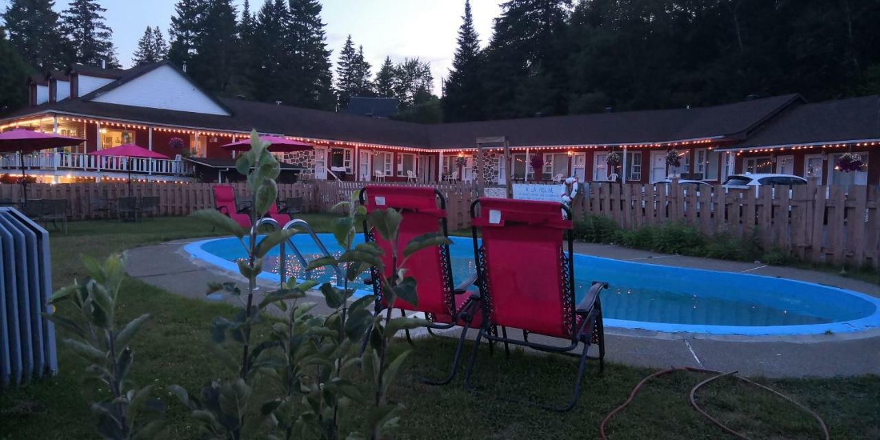 Motel Des Pays D'En Haut Val-David Exterior foto